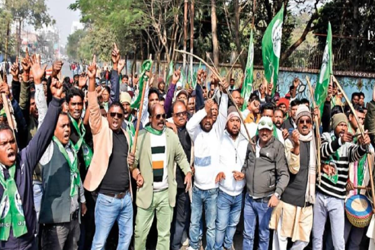 झारखंड : सीएम आवास में बेसब्र दिखे विधायक, काटे नहीं कट रहे थे दिन, बाहर गहमागहमी झारखंड : सीएम आवास में बेसब्र दिखे विधायक, काटे नहीं कट रहे थे दिन, बाहर गहमागहमी
