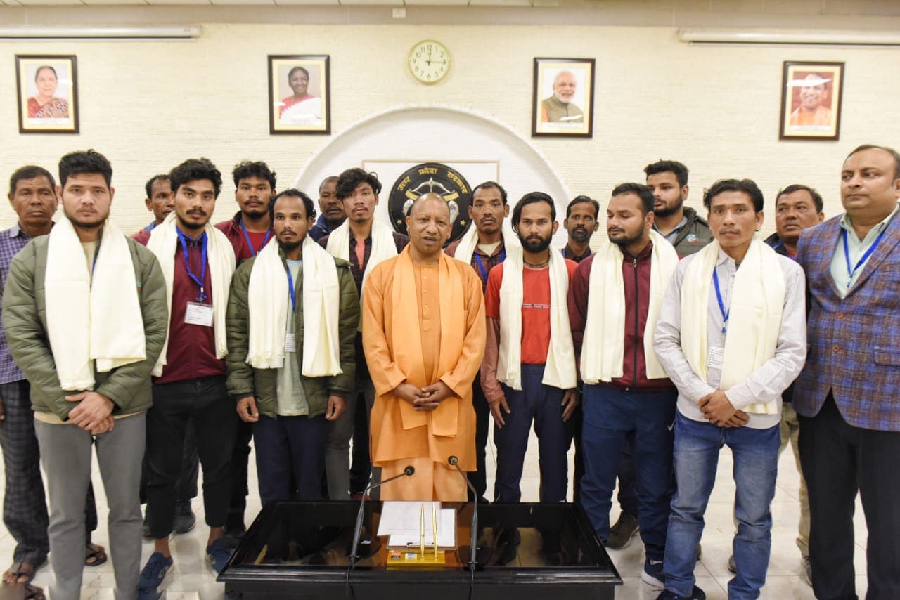 UP News: उत्तरकाशी टनल हादसे के श्रमिकों ने सीएम योगी से की मुलाकात, सुरंग में फंसे रहने पर बताए अपने अनुभव