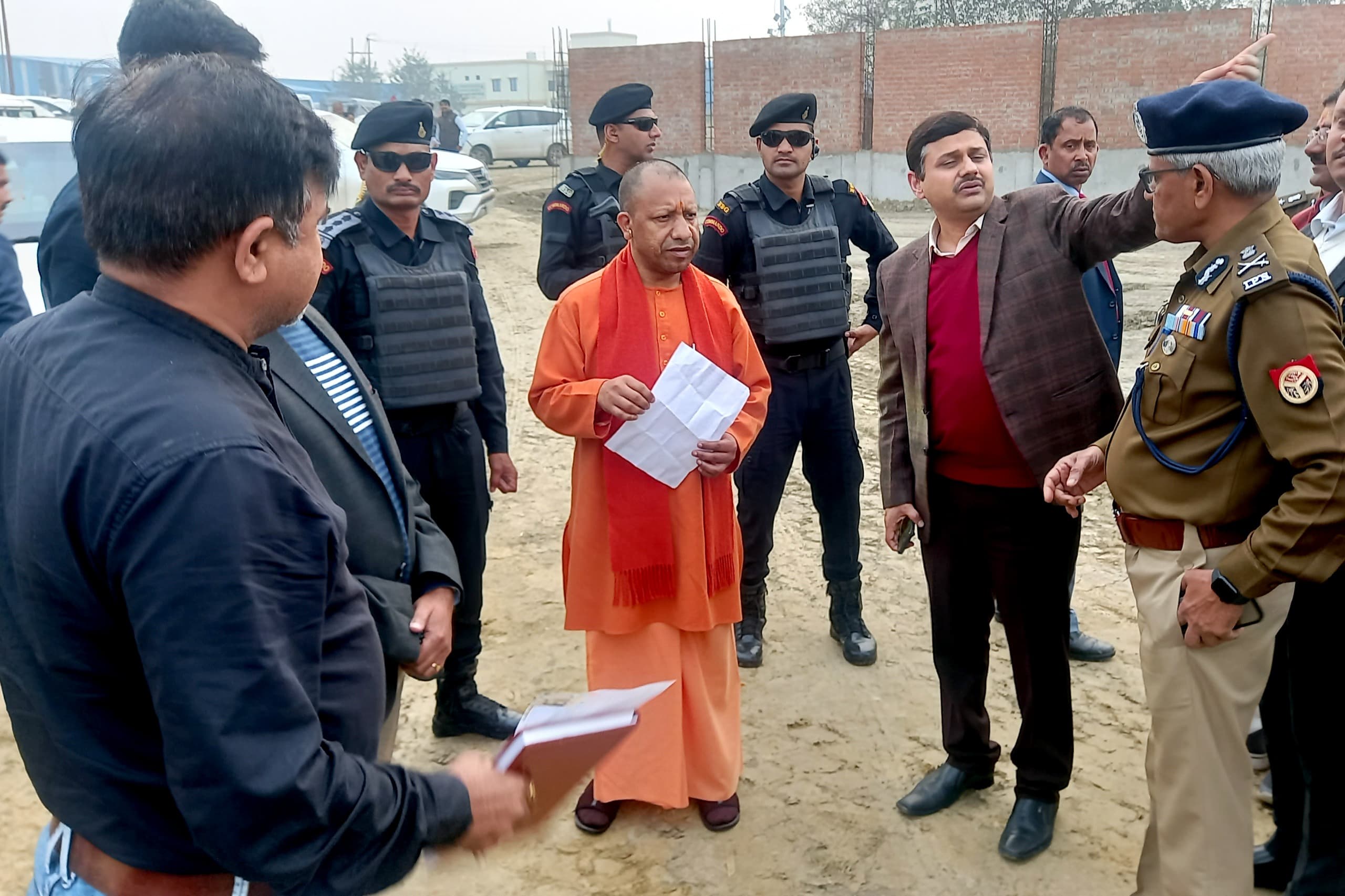 PHOTO: सीएम योगी आदित्यनाथ पहुंचे वाराणसी, पीएम मोदी के दौरे से पहले विकास कार्यों की समीक्षा की, देखें फोटो