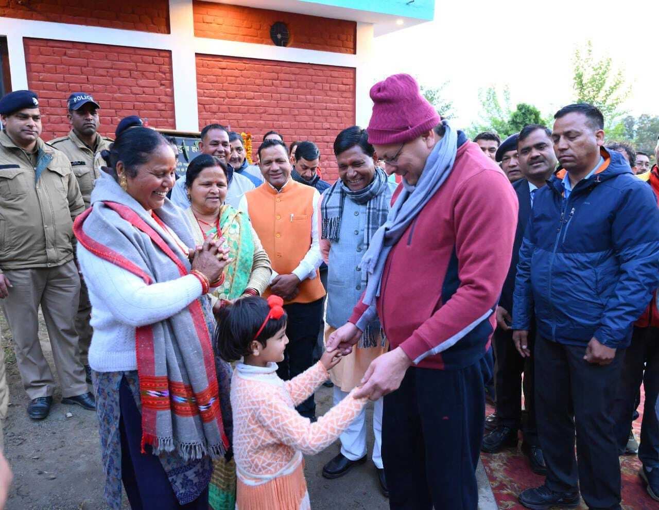 Tehri News: सीएम पुष्कर सिंह धामी टिहरी में मॉर्निंग वॉक पर निकले, लोगों से की मुलाकात, पॉवर वीडर से खेत जोता