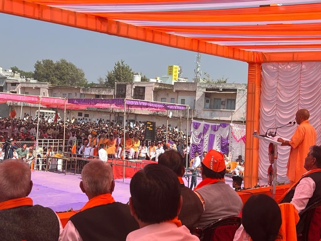Gujarat Election: सीएम योगी आदित्यनाथ ने अंतिम दिन किया ताबड़तोड़ प्रचार, आप और कांग्रेस रहे निशाने पर