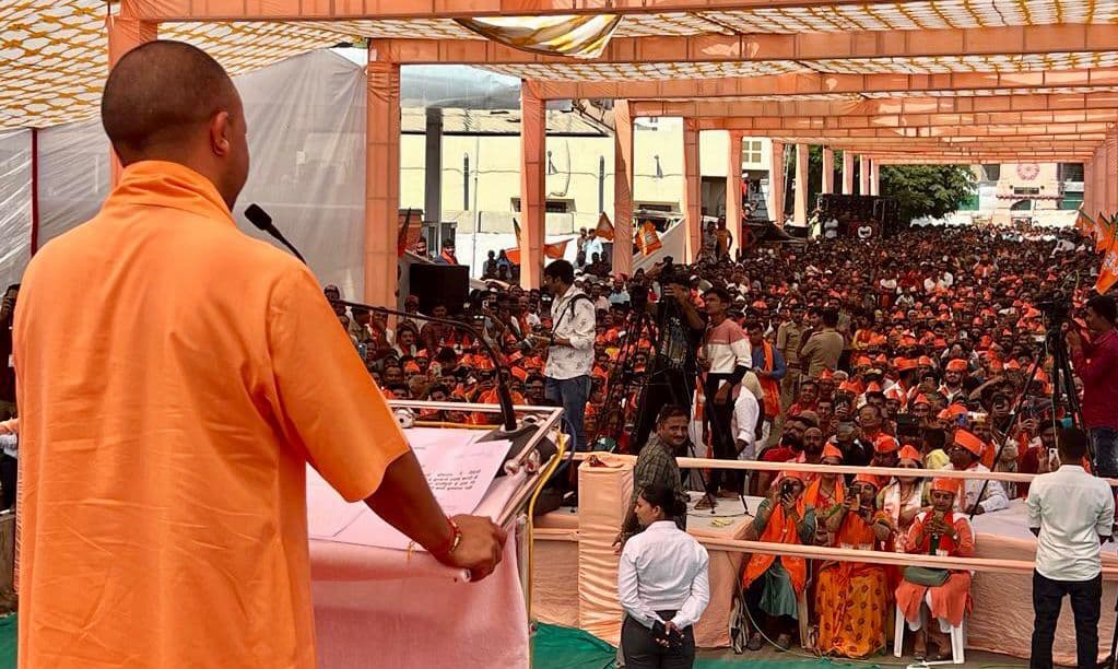 Gujarat Election: सीएम योगी आदित्यनाथ के निशाने पर कांग्रेस-आप, सोमनाथ मंदिर में किया दर्शन-पूजन