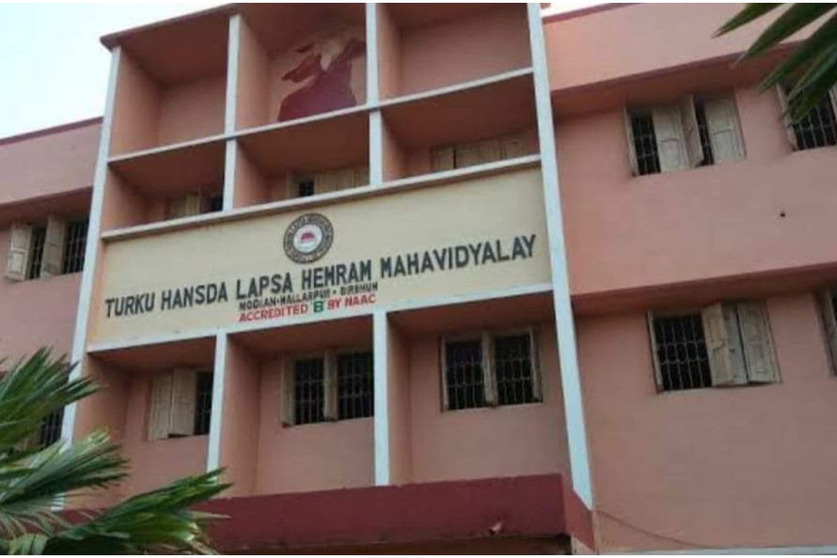 पश्चिम बंगाल : बीरभूम के कॉलेज में परीक्षा के दौरान सख्ती पर छात्रों ने किया हंगामा