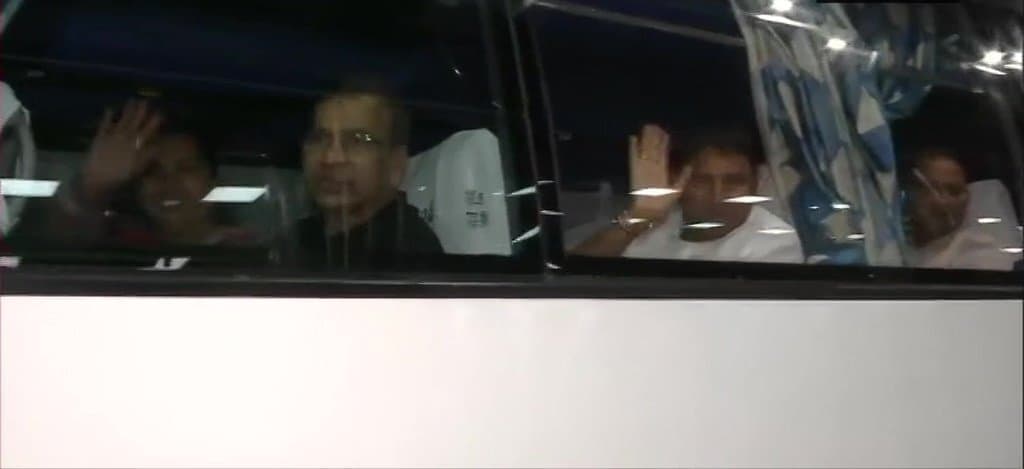 गुजरात : Cross Voting का खतरा देख कांग्रेस ने विधायकों को भेजा बाहर, जानिये क्या है सीटों का गणित