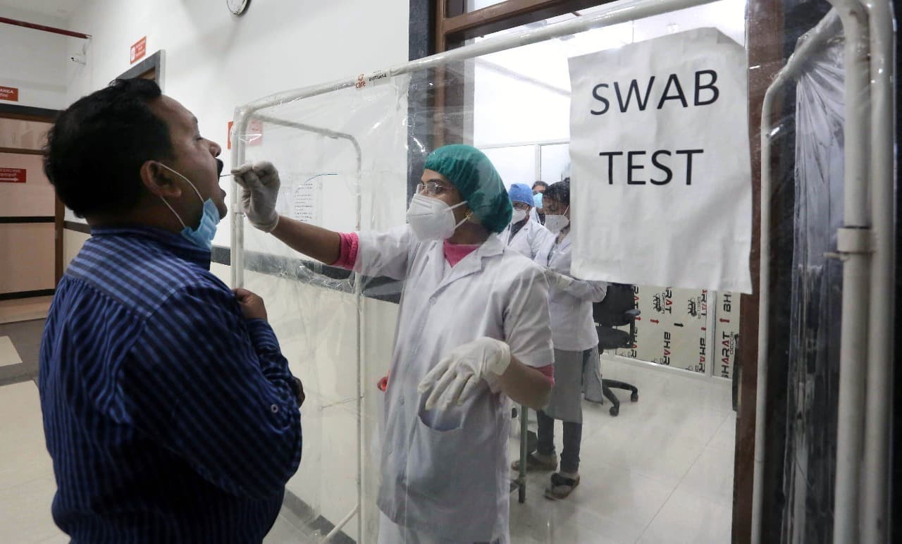 Coronavirus: भारत में कोरोना वायरस के 3.37 लाख नये मामले, सरकार ने कोविड गाइडलाइंस में किया बड़ा बदलाव