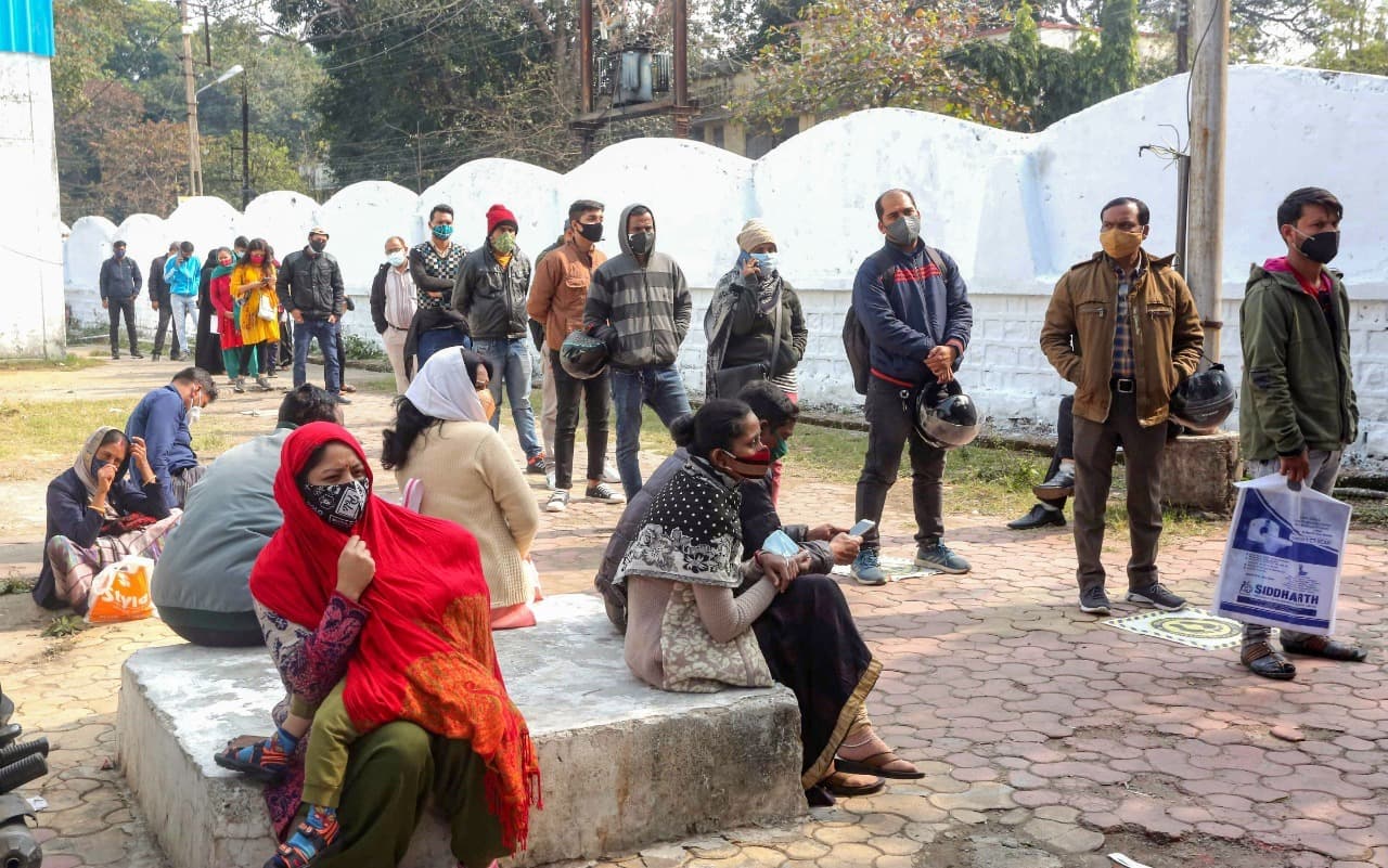 Coronavirus News: देश में एक दिन में कोरोना के 2.71 लाख से ज्यादा नए मामले, डरा रही है ओमिक्रोन की रफ्तार