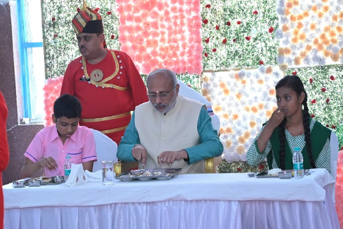 जमशेदपुर : झारखंड के राज्यपाल सीपी राधा कृष्णन ने बच्चों के साथ खाया मिड डे मील, देखें तस्वीरें
