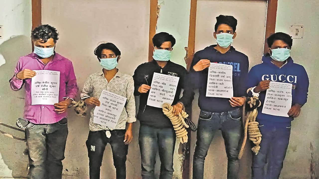 पटना: गर्लफ्रेंड काे गिफ्ट देने के लिए चेन झपटने वाला गिरोह पकड़ाया, पूर्व DGP की बेटी को भी बनाया था शिकार