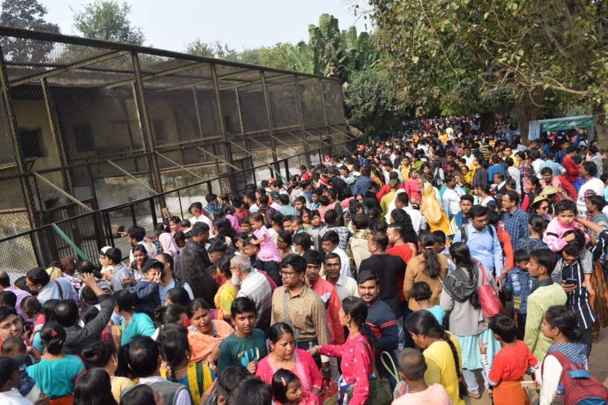 Christmas 2023 : क्रिसमस के दिन भीड़ में घुसकर कर रहे थे ओछी हरकत, पुलिस की निगाहों ने 325 मनचलों को पकड़ा