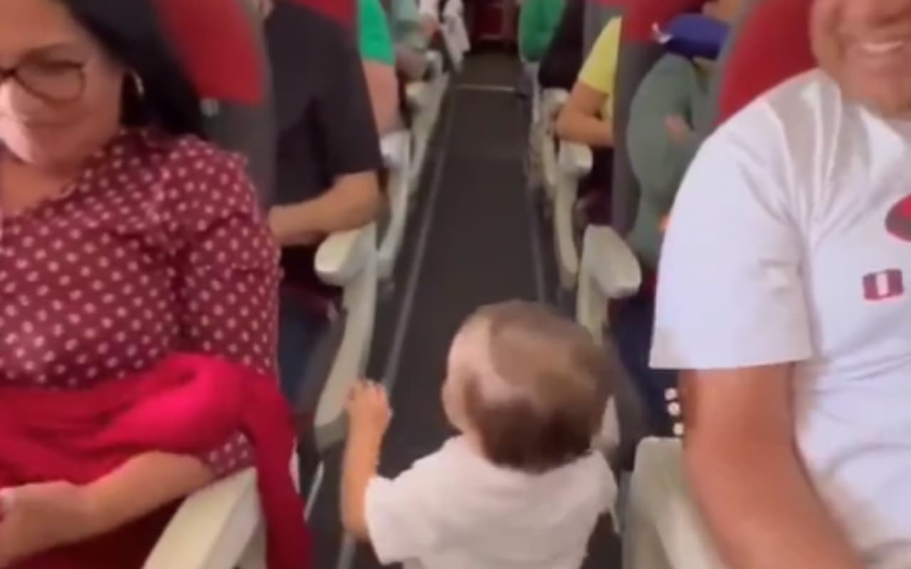 फ्लाइट में 2 साल के इस छोटे बच्चे ने किया कुछ ऐसा, लोग हुए उसके दीवाने, तेजी से वायरल हो रहा ये VIDEO