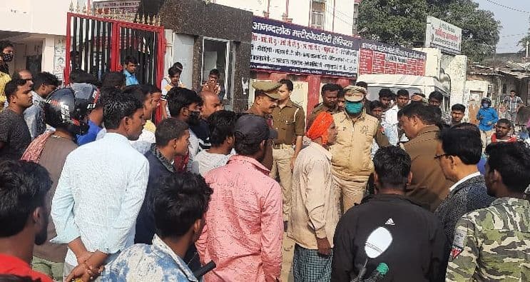 Gorakhpur News: इलाज के दौरान लड़की की मौत, अस्पताल पर लगा लापरवाही का आरोप, देर तक चला हंगामा