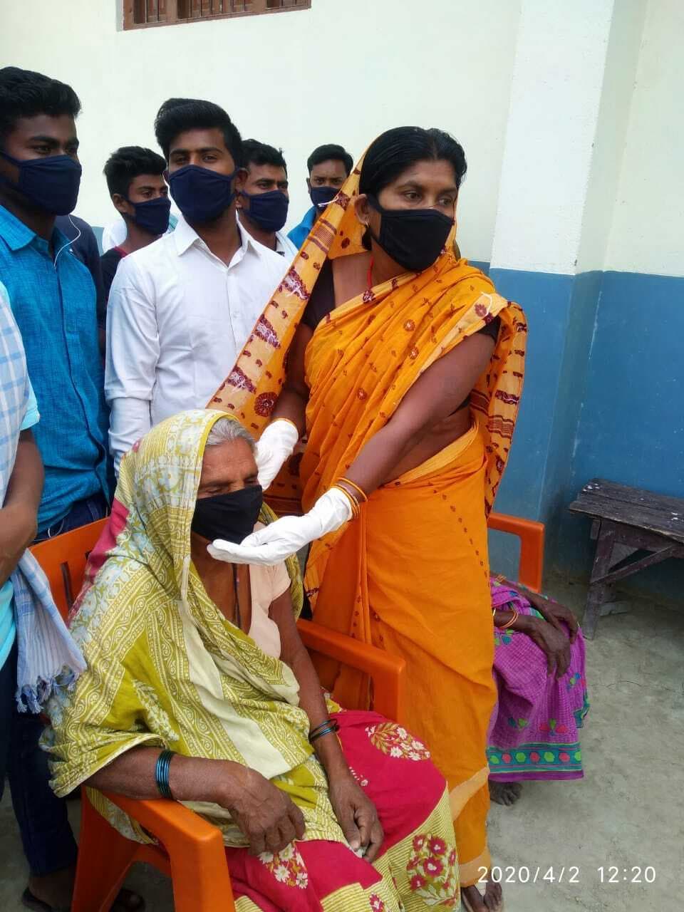 कोरोना वायरस के खिलाफ जंग में शामिल हुए शहीद की पत्नी, मास्क, सैनेटाइजर वितरित कर घर में रहने की अपील की