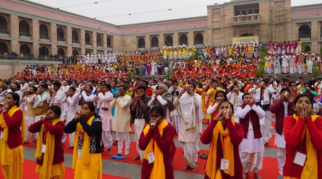 Varanasi News: शिव की नगरी में नववर्ष का अनूठे तरह से स्वागत, 1001 शंखों के वादन से माहौल हुआ भक्तिमय