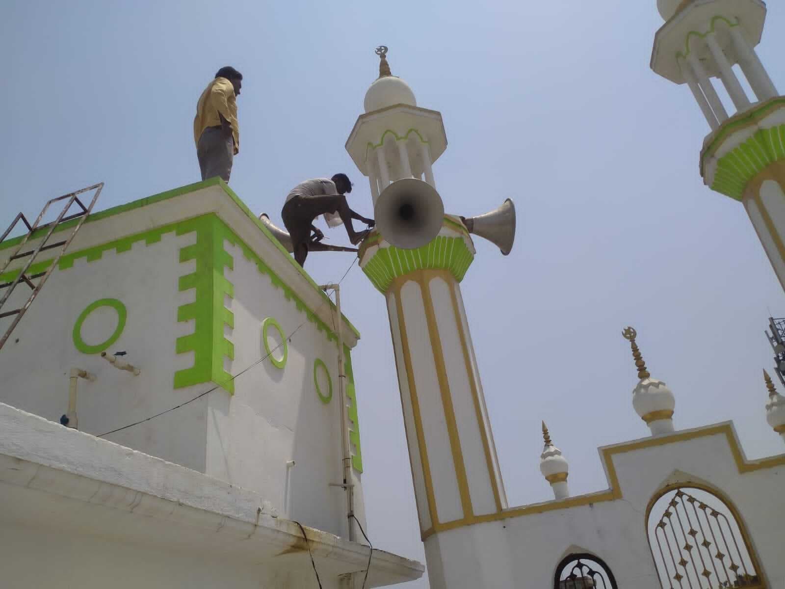 गोरखपुर में धार्मिक स्थलों से हटाए गए 116 लाउडस्पीकर, पुलिस ने चलाया अभियान