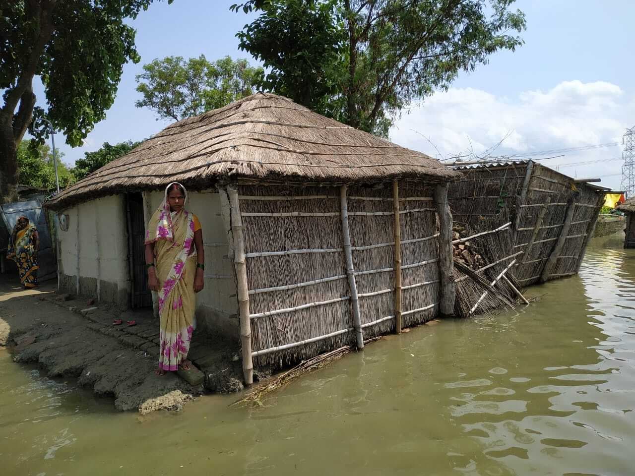 रेतुआ नदी की धारा में समाये काशर टोला गांव के डेढ़ दर्जन घर, बांध पर लोगों ने जमाया डेरा