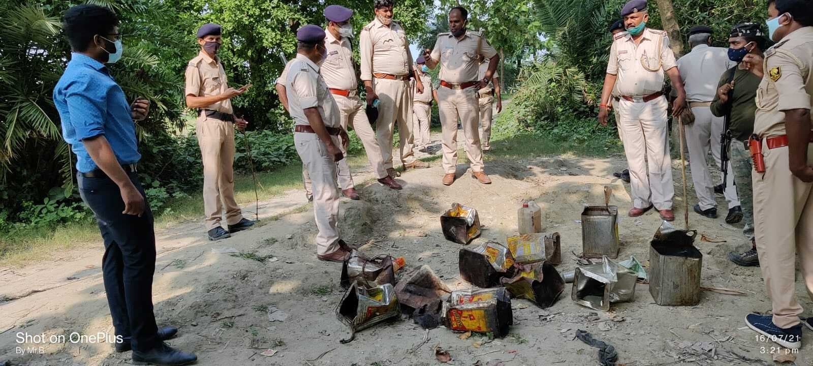 बेतिया में 16 लोगों की मौत के बाद एक्शन में बिहार पुलिस, बगहा में छापेमारी कर 3700 लीटर कच्ची शाराब की बरामद