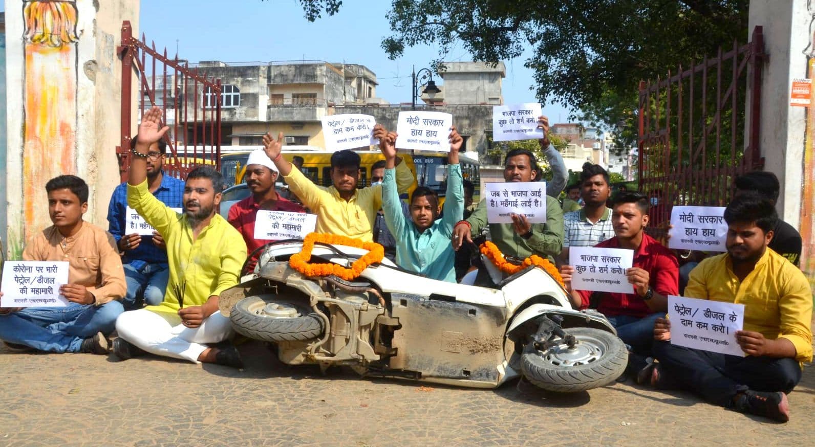 Varanasi News: पेट्रोल-डीजल के दामों में वृद्धि से NSUI परेशान, स्कूटी को माला पहनाकर किया विरोध