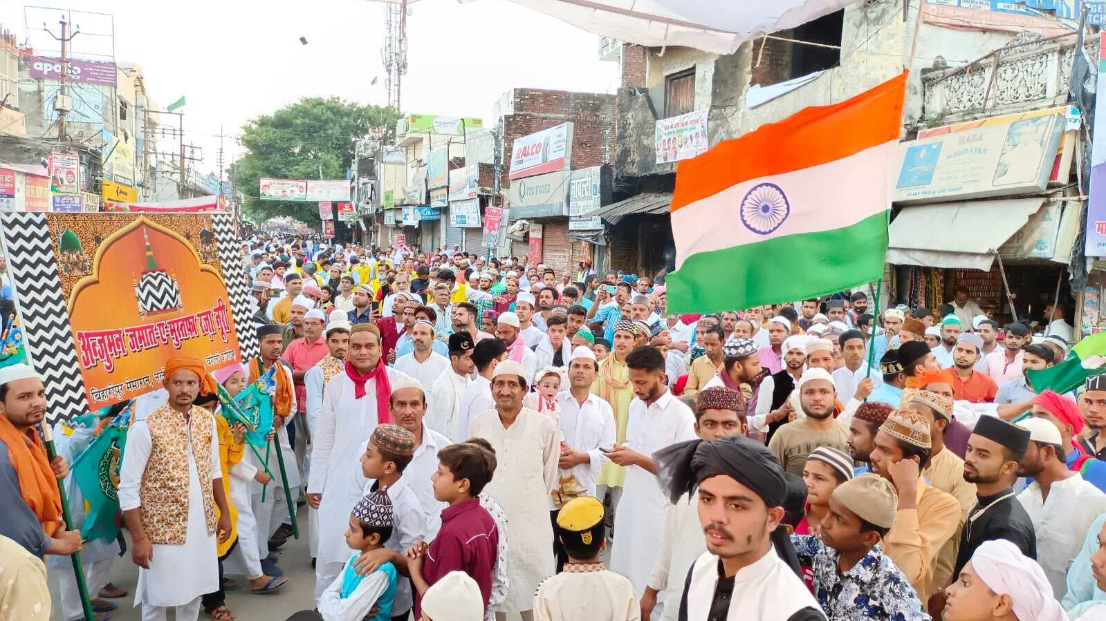 Bareilly News: शानो-शौकत से निकला जुलूस-ए-मुहम्मदी, दुल्हन की तरह सजा शहर, पैगंबर के रास्ते पर चलने की नसीहत Bareilly News: शानो-शौकत से निकला जुलूस-ए-मुहम्मदी, दुल्हन की तरह सजा शहर, पैगंबर के रास्ते पर चलने की नसीहत