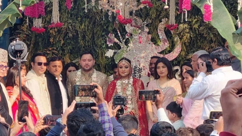 तेजस्वी यादव की शादी में अखिलेश संग डिंपल भी आईं नजर, देखें Photos