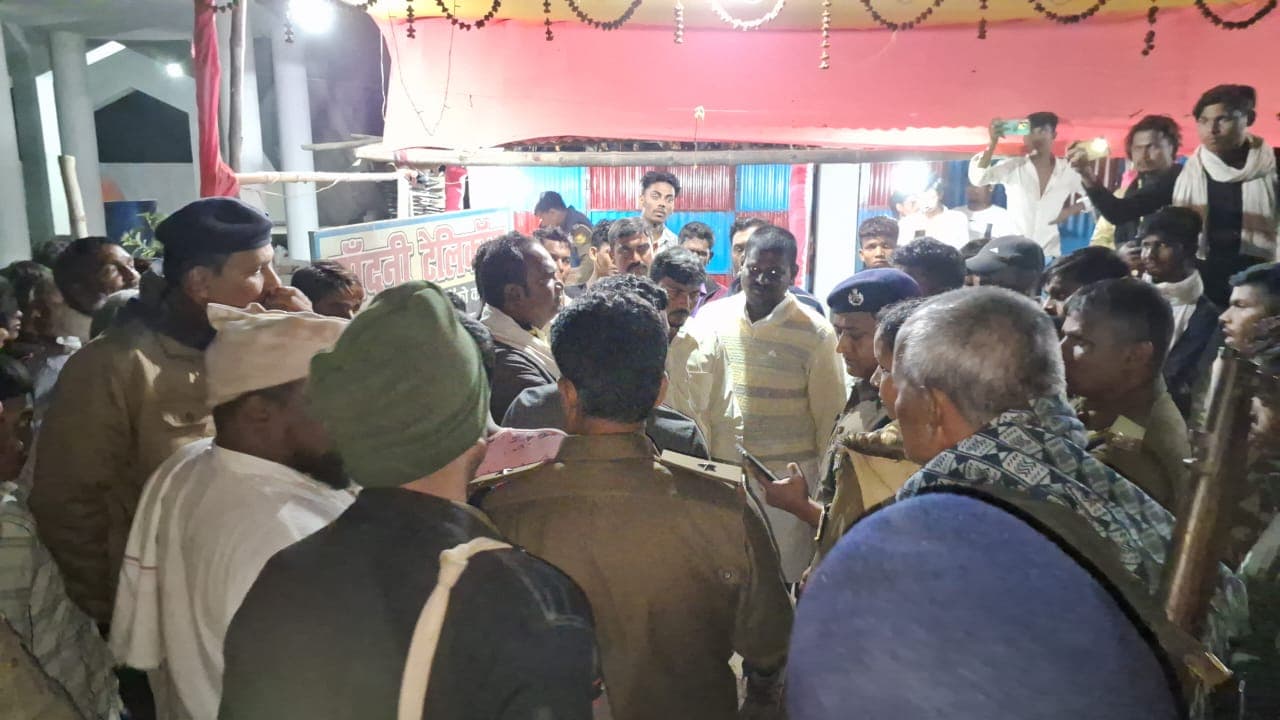 बिहार: युवक की हत्या के बाद रेलवे पुल पर चढ़ा हत्यारा, हाई वोल्टेज ड्रामा के कारण रेलखंड पर परिचालन हुआ बाधित