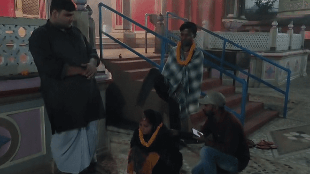 बिहार: हाथ नहीं, पैरों से प्रेमी दूल्हे ने दुल्हन को पहनाई वरमाला,परिवार को प्यार कबूल नहीं , जानिए पूरी कहानी