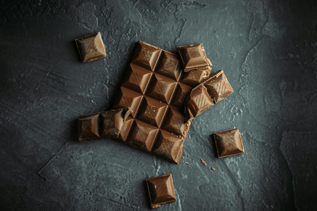 Happy Chocolate Day: प्यार के साथ आपकी सेहत के लिए भी अच्छा है डार्क चॉकलेट, जानिए कैसे