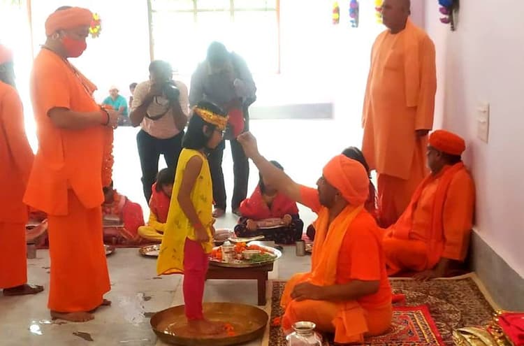 Gorakhpur News: नवरात्रि की नवमी को CM योगी ने पखारे कन्याओं के पांव, बोले- किसी से भी कम नहीं बेटियां