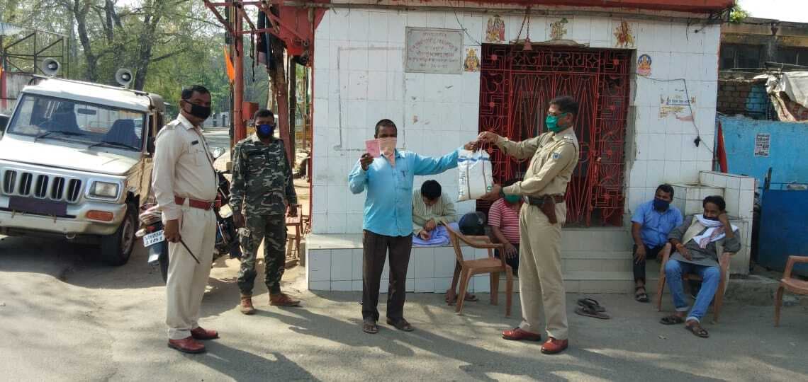 पलामू में भोजन की तलाश में निकलने वाले राहगीरों की मदद कर रही है पुलिस, एसपी ने दिया है निर्देश