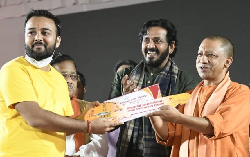 गोरखपुर: CM योगी ने आवास योजना के लाभुकों को सौंपी चाबी, बोले- 45 लाख परिवारों को दिया घर