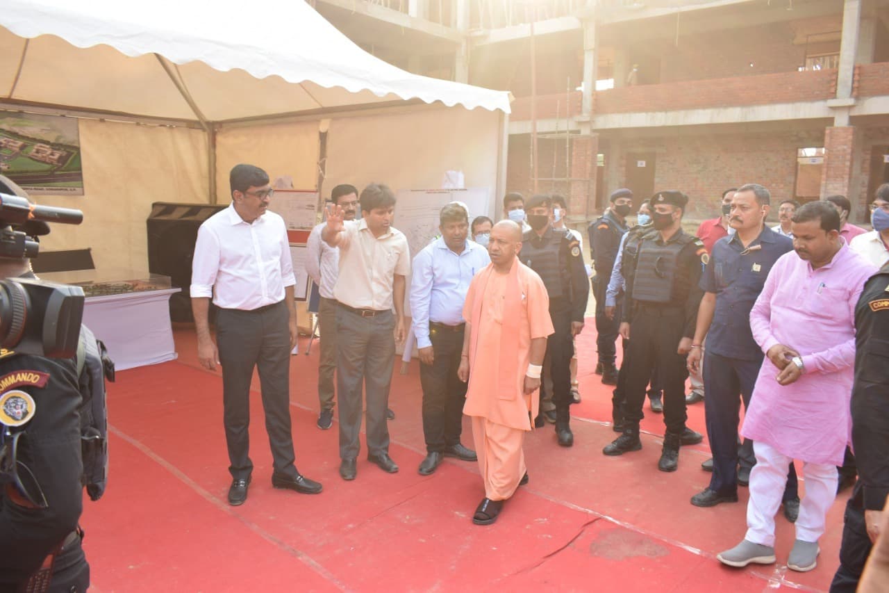 UP: दो दिवसीय दौरे पर गोरखपुर पहुंचे सीएम योगी आदित्यनाथ, अधिकारियों को दिए ये सख्त निर्देश