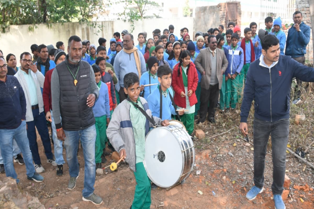 देवघर : बैंडबाजों के साथ निकले छात्र, स्कूल कैंपस में गंदगी नहीं फेंकने की दी चेतावनी