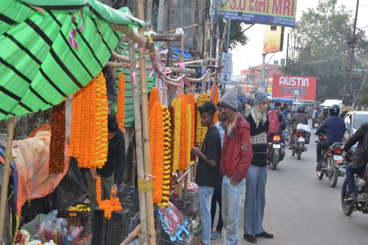 देवघर में सड़कों व फुटपाथों से हटायी गयीं 100 से ज्यादा अस्थायी दुकानें, दुकानदारों ने किया विरोध