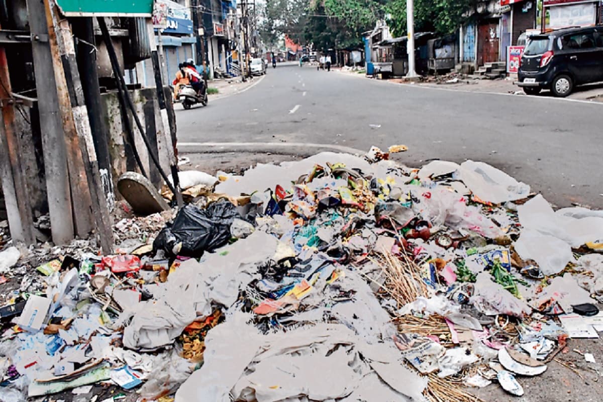 Jharkhand News: नगर निगम के कर्मचारियों की हड़ताल से देवघर में साफ सफाई ठप, बदबू से लोग परेशान