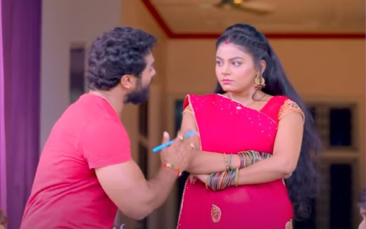 Devi Geet: नवरात्रि के लिए लोगों से चंदा मांगते दिखे खेसारी लाल यादव, देखें 'दुर्गा पूजा के चंदा 2' गाना