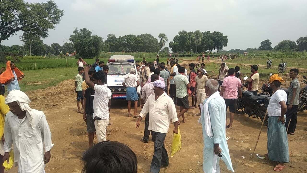 ‍Bihar: अवैध खनन को लेकर बालू घाट पर छापेमारी, खनन विभाग व एसटीएफ ने कई पोकलेन मशीन को किया क्षतिग्रस्त