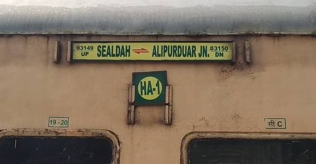 सियालदह से अलीपुरदुआर जाने वाली ट्रेन की एसी बोगी में आग, सभी यात्री सुरक्षित, जांच के आदेश