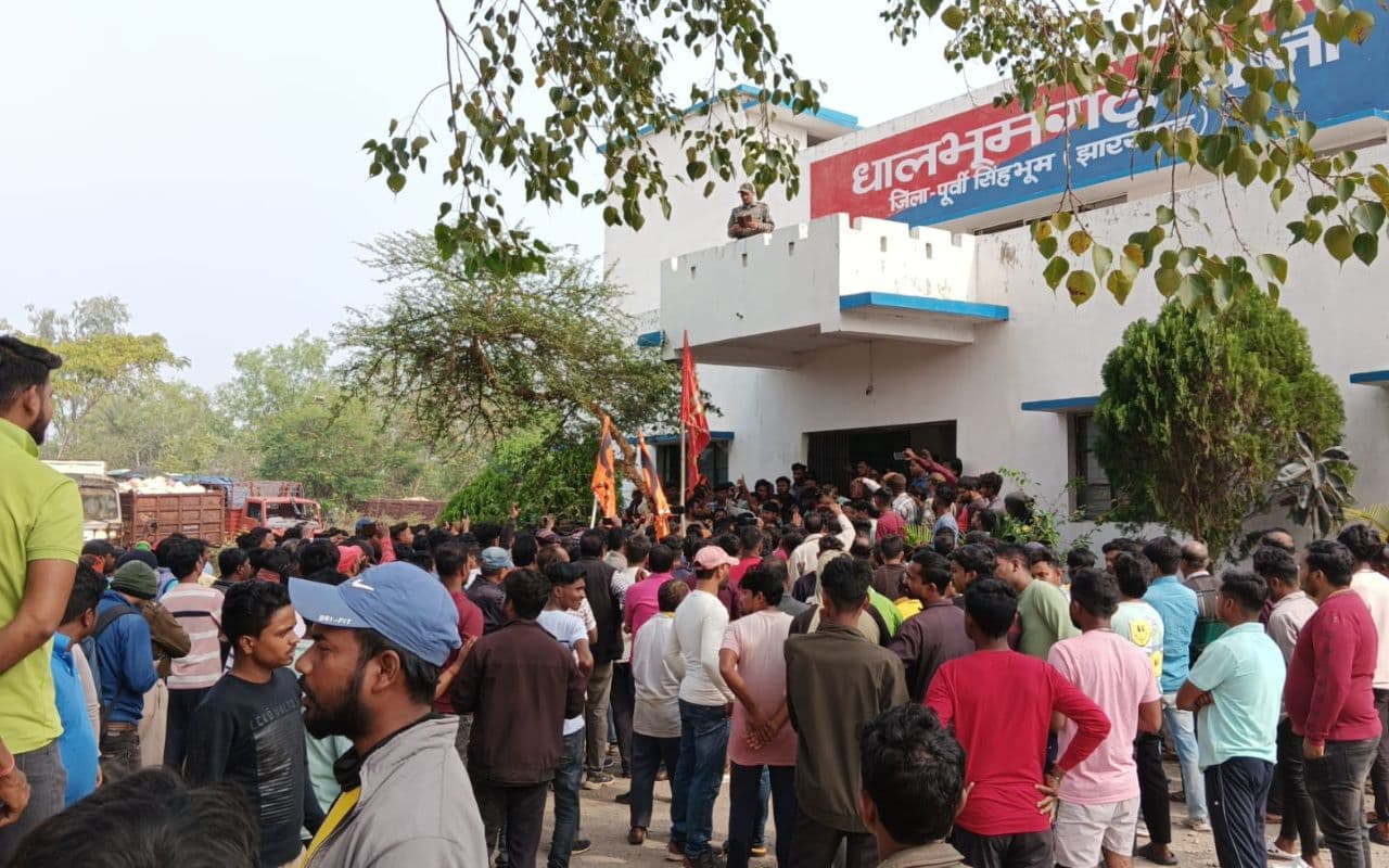 East Singhbhum News: धालभूमगढ़ के मंदिर में आपत्तिजनक सामान फेंकने के विरोध में बाजार बंद, हंगामा, पुलिस ने किया फ्लैग मार्च