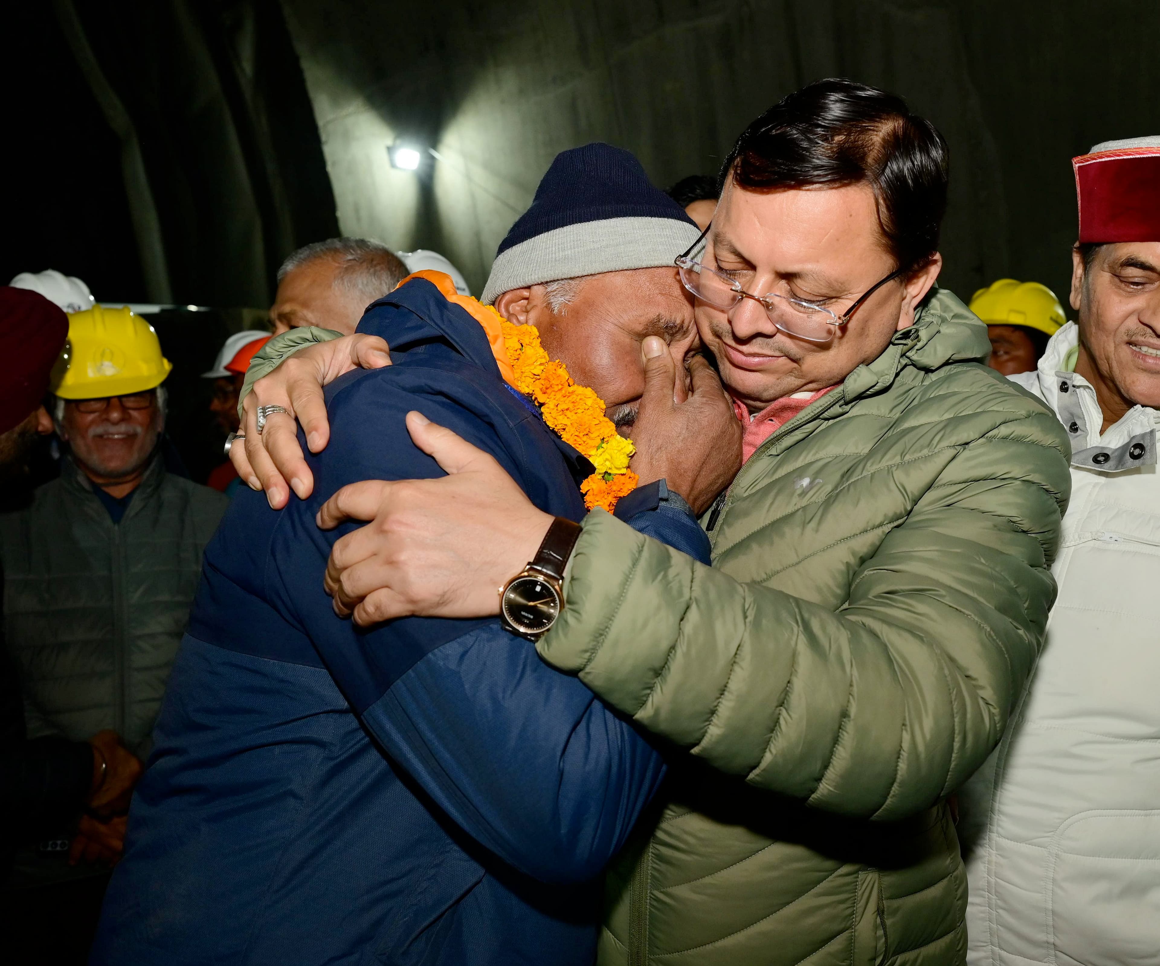 उत्तरकाशी टनल हादसे के बाद एक्शन में सीएम धामी, कहा- सभी सुरंग परियोजनाओं की होगी समीक्षा