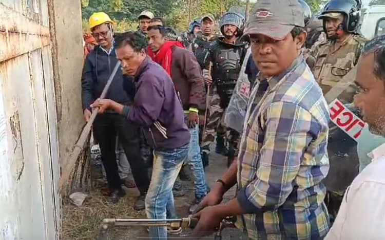 जमीन के बदले नौकरी एवं मुआवजे की मांग कर रहे आदिवासी दंपती को माइनप कंपनी से खदेड़ा