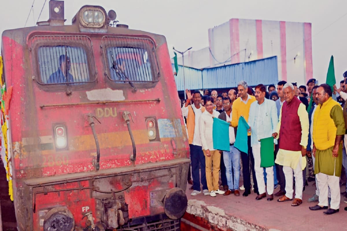 साढ़े छह साल बाद चली धनबाद-चंद्रपुरा पैसेंजर ट्रेन, सांसद व विधायक ने दिखायी हरी झंडी