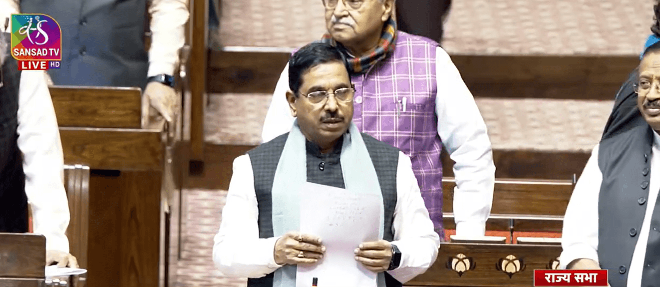 'उपराष्ट्रपति का अपमान नहीं बर्दाश्त नहीं करेगा हिंदुस्तान', एक घंटे सदन में खड़े रहकर विरोध कर रहे NDA सांसद