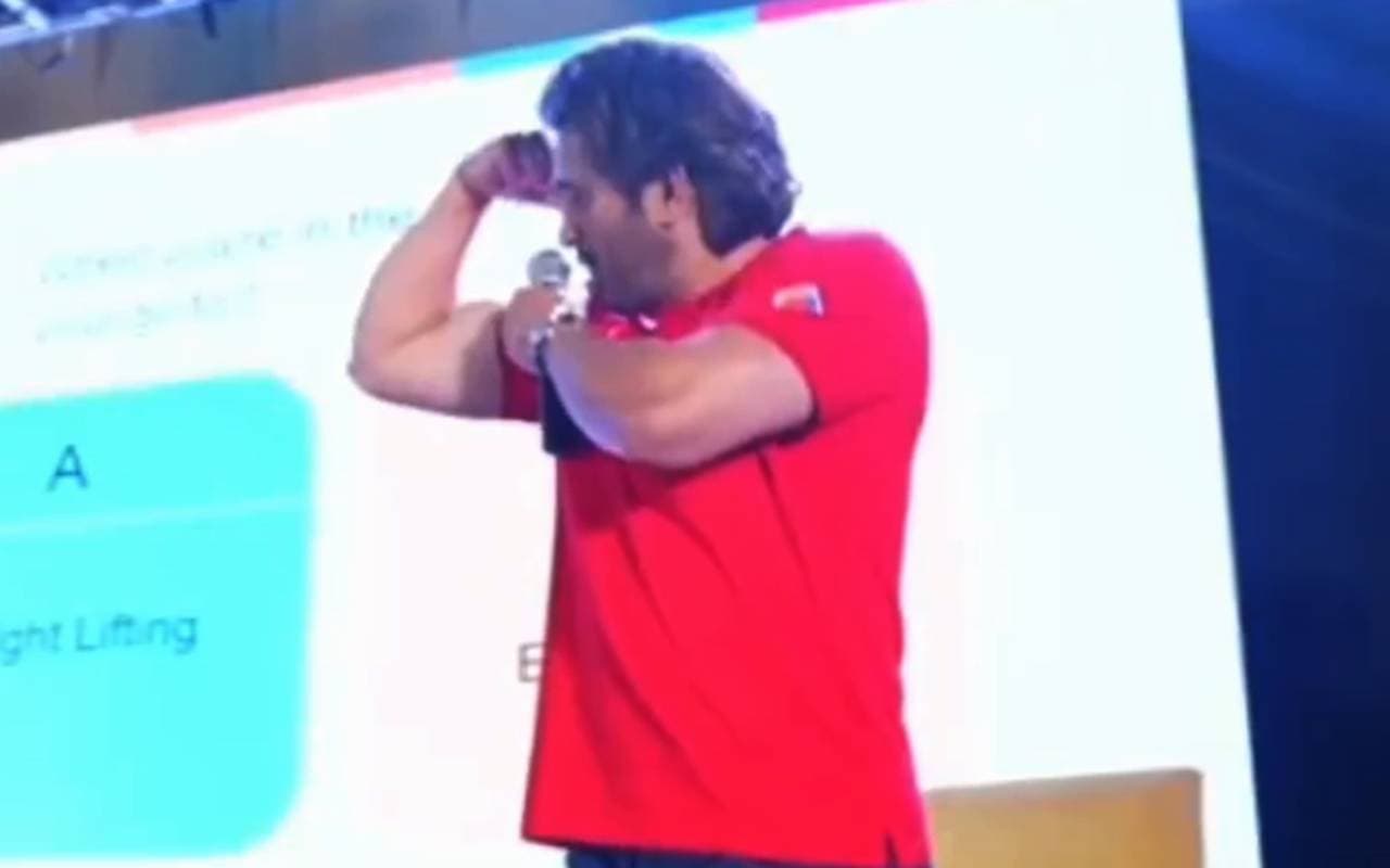 एमएस धोनी ने फैंस को दिखाये अपने बाइसेप्स, सोशल मीडिया पर आई रिएक्शन की बाढ़