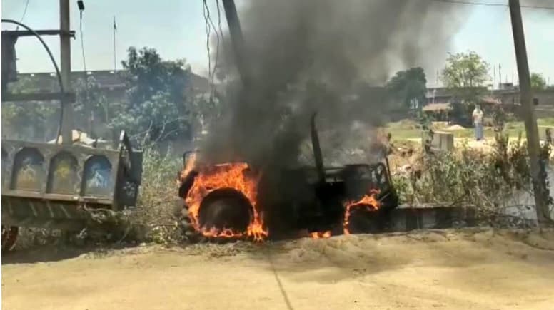 गया में ट्रांसफार्मर के खंभे से टकरा धू-धू कर जला ट्रैक्टर, बाल-बाल बचा चालक
