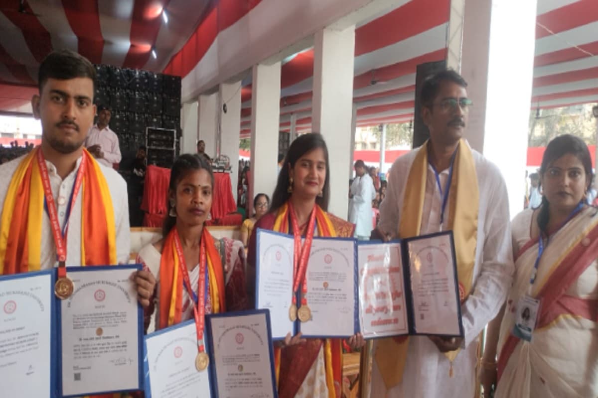 डॉ श्यामा प्रसाद विश्वविद्यालय दीक्षांत समारोह: 198 विद्यार्थियों को दिया गया गोल्ड मेडल, हजारों चेहरे पर आयी मुस्कान