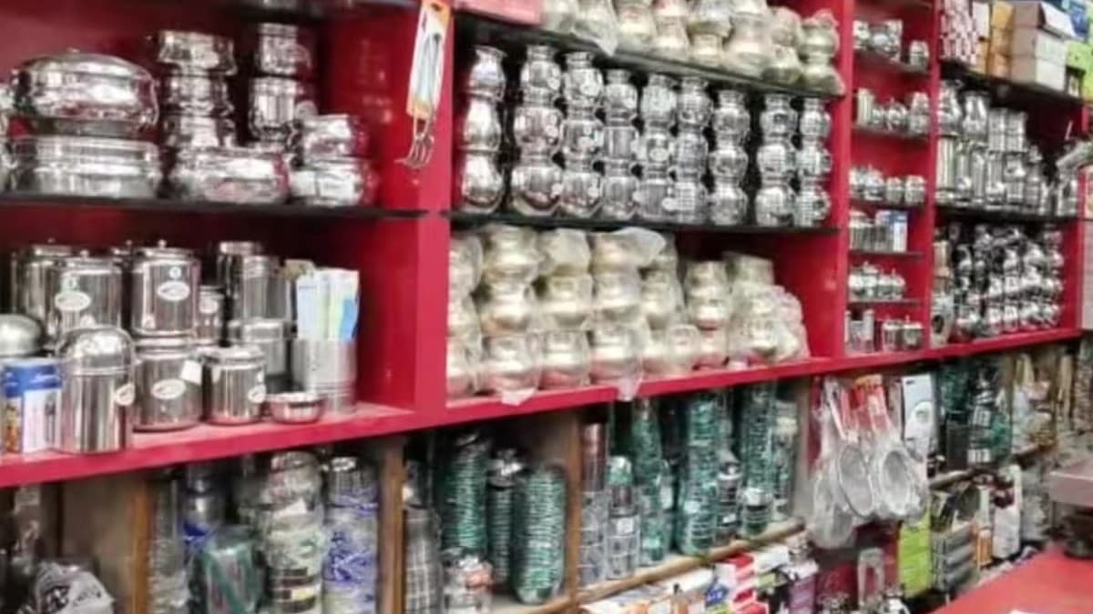 Astrology Tips: घर में किस धातु के बर्तन का करना चाहिए प्रयोग, जानें ज्योतिषीय फायदे और नुकसान