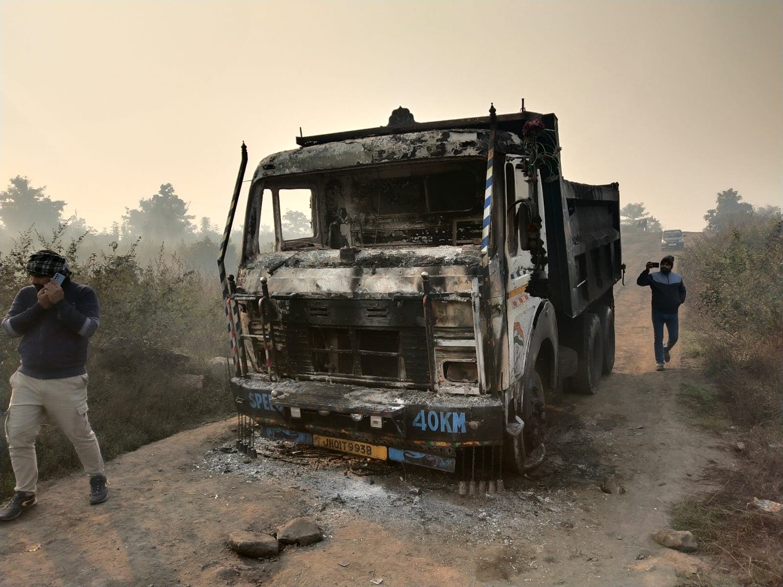 खलारी में हथियारबंद लोगों ने डंपर में लगाई आग, पुलिस से बोला चालक- शॉर्ट सर्किट से लगी आग