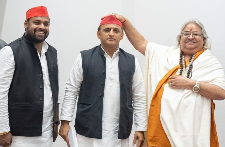 धर्मगुरु रंजीत महाराज ने अखिलेश यादव को दिया जीत का आशीर्वाद, बीजेपी के कई बड़े नेता ले चुके हैं आशीष