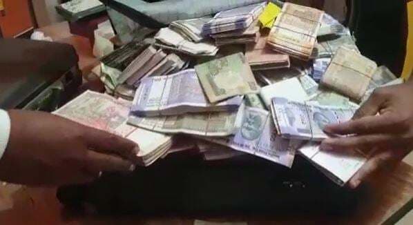 पटना के पूर्व एमवीआइ के पेंट हाउस से मिले 50 हजार रुपये के पुराने नोट, करोड़ों की अवैध संपत्ति का खुलासा