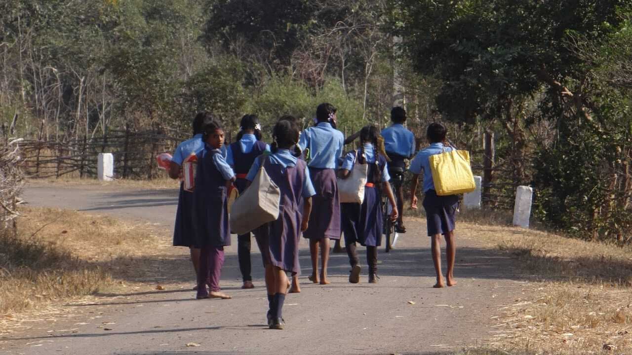 EXCLUSIVE: यूनिफॉर्म-स्वेटर, जूता-मौजा, बैग के लिए 1100 नाकाफी, बाजार में न्यूनतम दाम 1600 रुपए