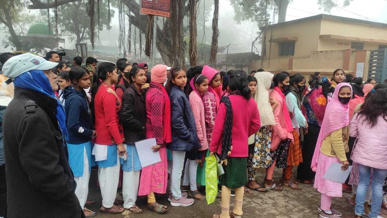 बिहार मैट्रिक परीक्षा: भागलपुर में एक ही सेंटर पर 8 फर्जी छात्राएं धरायीं, राज्य में 41 परीक्षार्थी निष्कासित